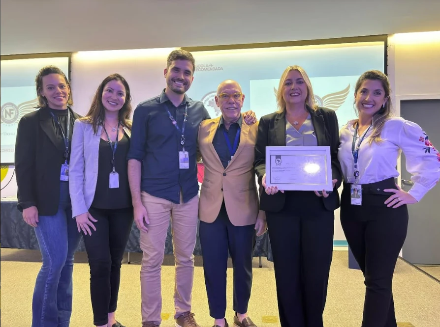 Equipe da New Flight recebendo certificado