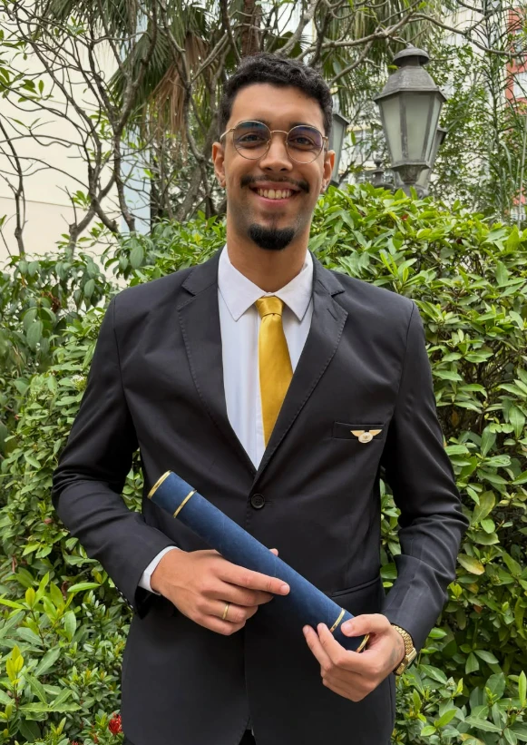 Aluno formado com o diploma