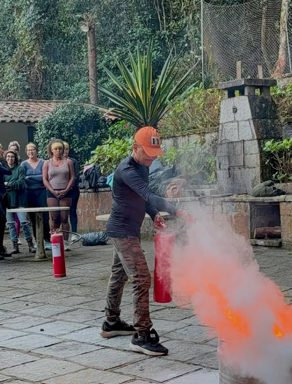 Aula prática de combate ao fogo