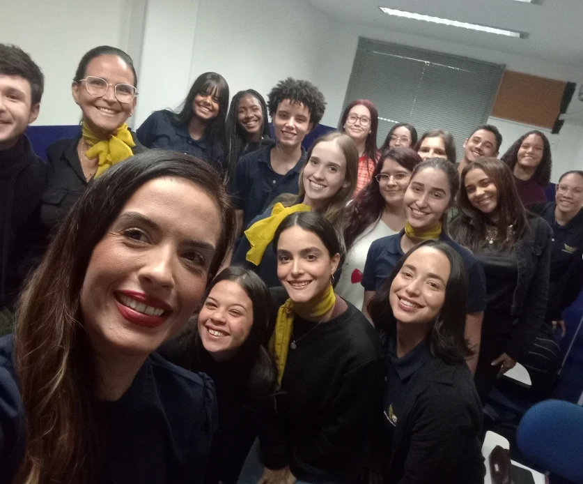 Turma em sala de aula com a professora