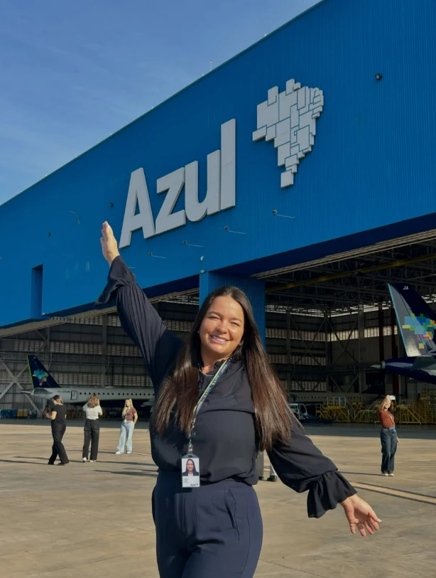 Aluna da New Flight no hangar da Azul
